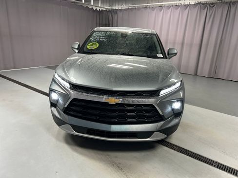 Used 2025 Chevrolet Blazer LT FWD image 2