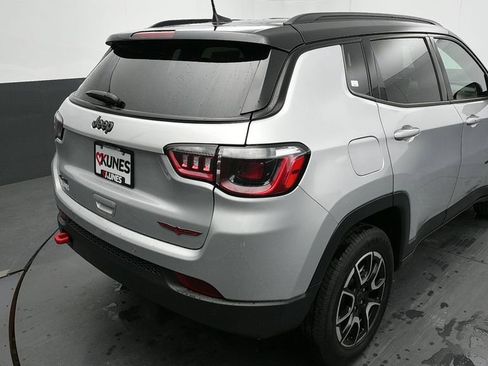 Used 2025 Jeep Compass Trailhawk AWD/4WD image 13