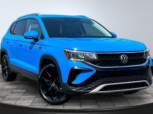 Used 2023 Volkswagen Taos SE w/ Panoramic Sunroof Package AWD/4WD image 3