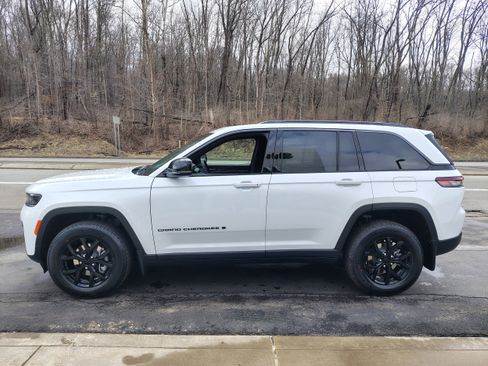 New 2026 Jeep Grand Cherokee Altitude image 6
