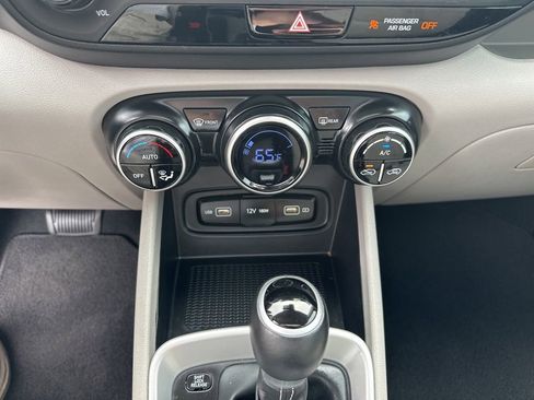 Used 2022 Hyundai Venue SEL FWD image 20
