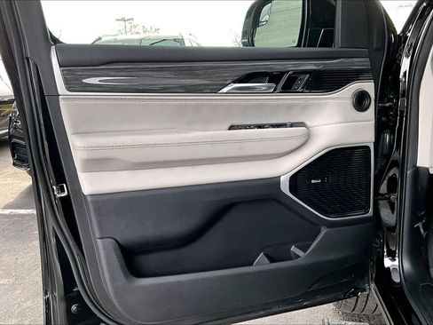 Used 2022 Jeep Wagoneer Series III w/ Premium Group I image 21