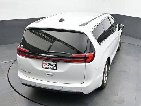 Used 2023 Chrysler Pacifica Touring-L FWD image 30