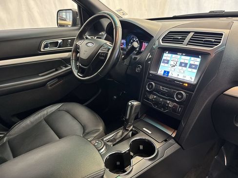 Used 2017 Ford Explorer XLT w/ Equipment Group 202A AWD/4WD image 26