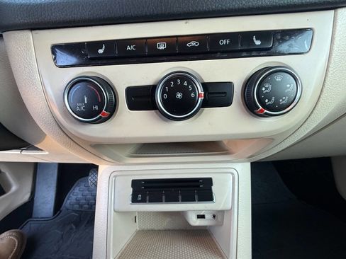 Used 2017 Volkswagen Tiguan S image 17