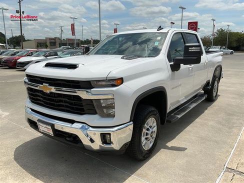 Used 2025 Chevrolet Silverado 2500 LT w/ Safety Package AWD/4WD image 2
