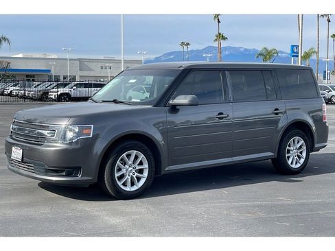 Used 2017 Ford Flex SE image 2