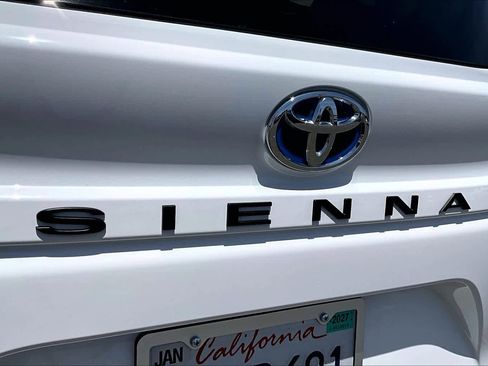 Used 2025 Toyota Sienna LE FWD image 30
