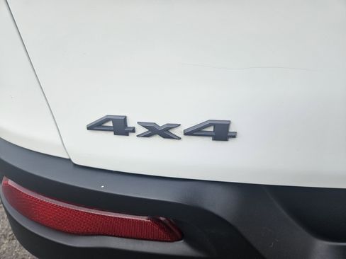 Used 2017 Jeep Cherokee Trailhawk AWD/4WD image 10