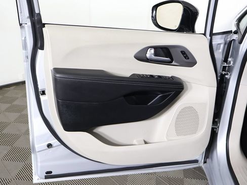 Used 2024 Chrysler Pacifica Touring-L FWD image 23