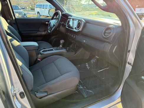 Used 2019 Toyota Tacoma TRD Off-Road w/ Technology Package image 22