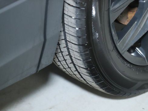 Used 2024 Volkswagen Tiguan SE image 38