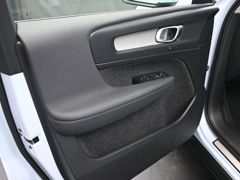 Used 2025 Volvo XC40 B5 Plus image 11