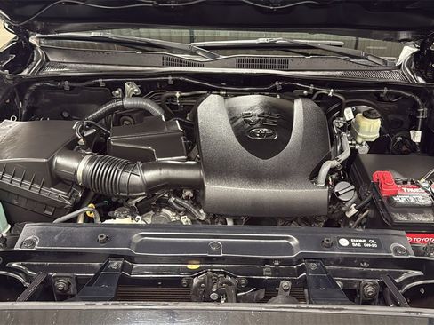 Certified 2017 Toyota Tacoma SR5 image 25