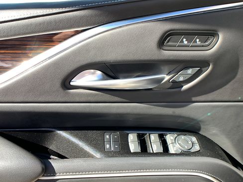 Used 2022 Cadillac Escalade Luxury image 11