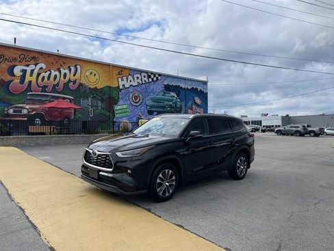 Used 2021 Toyota Highlander XLE AWD/4WD image 1