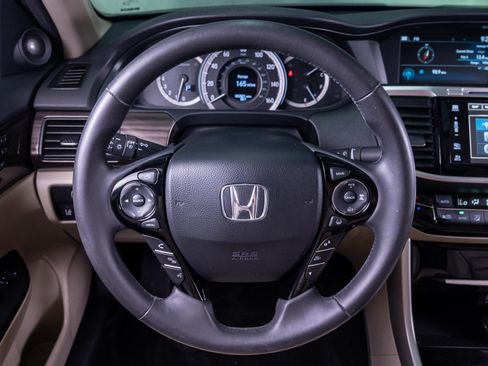 Used 2017 Honda Accord Touring image 14