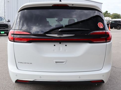 New 2026 Chrysler Pacifica Select image 4