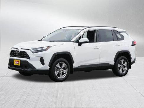 Used 2022 Toyota RAV4 XLE w/ Convenience Package AWD/4WD image 3