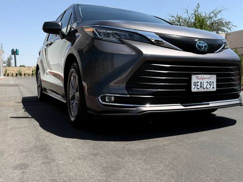 Used 2022 Toyota Sienna XLE FWD image 3
