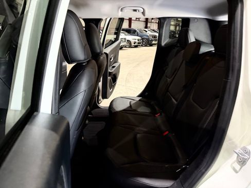 Used 2018 Jeep Renegade Limited w/ UConnect 8.4 Nav Group FWD image 17