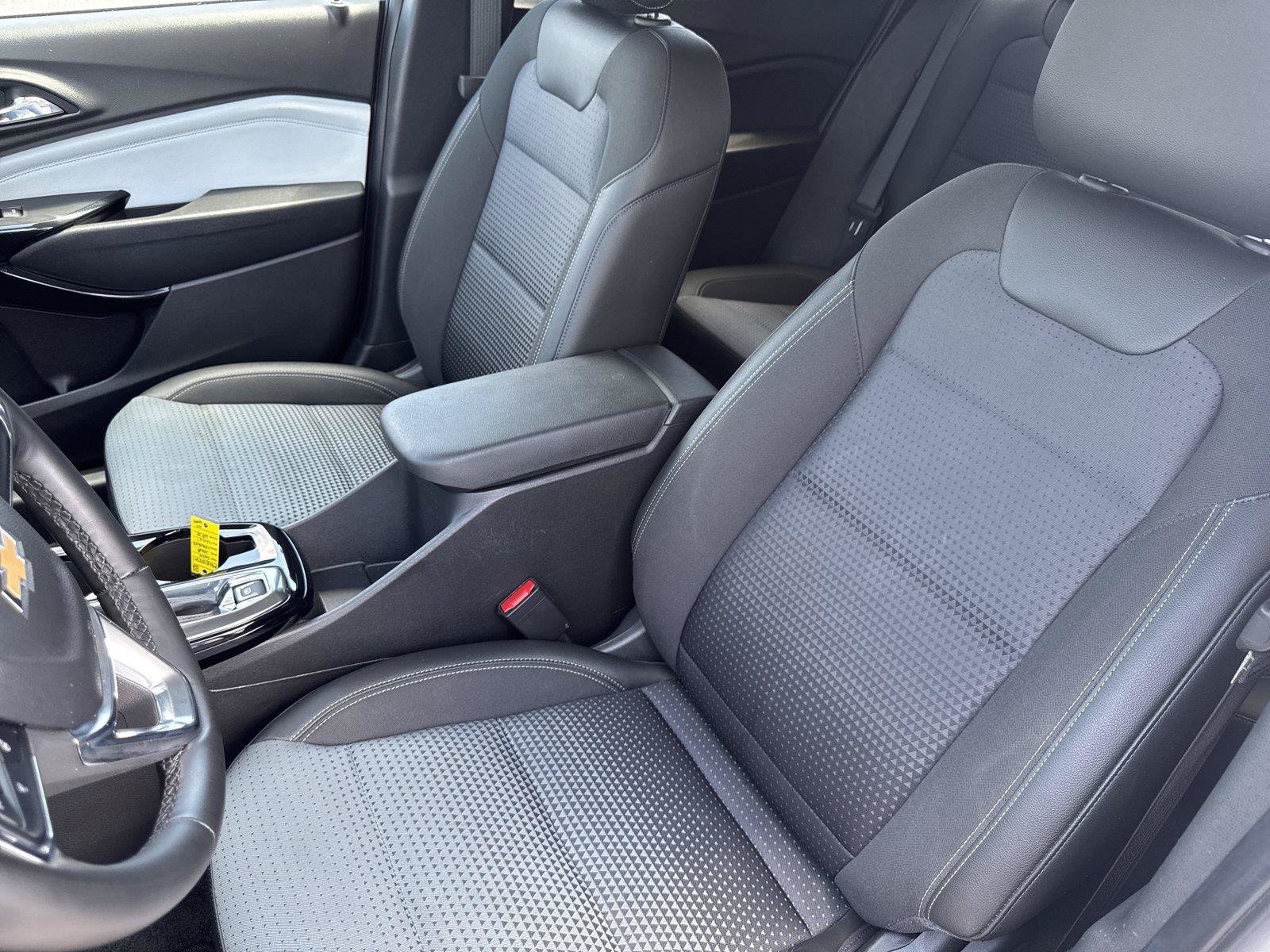 Used 2025 Chevrolet Trax LT w/ LT Convenience Package FWD image 11