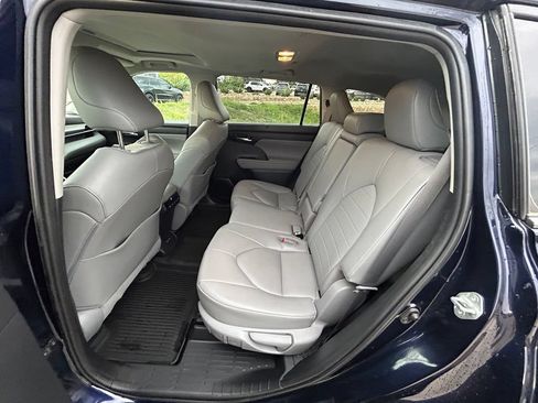Used 2020 Toyota Highlander XLE AWD/4WD image 27