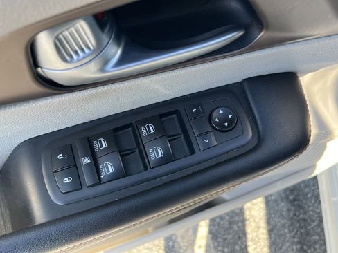 Used 2017 Chrysler Pacifica Touring image 18