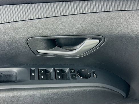 Certified 2025 Hyundai Tucson SE image 18