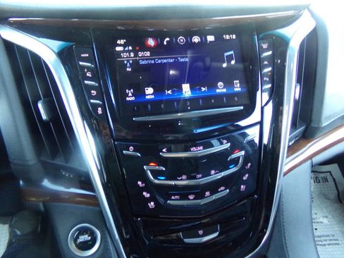 Used 2019 Cadillac Escalade ESV Luxury image 89