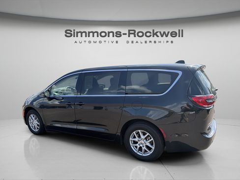 Used 2023 Chrysler Pacifica Touring-L FWD image 2