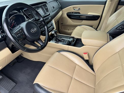 Used 2018 Kia Sedona SX image 9