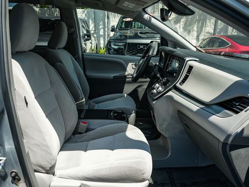 Used 2018 Toyota Sienna LE FWD image 15