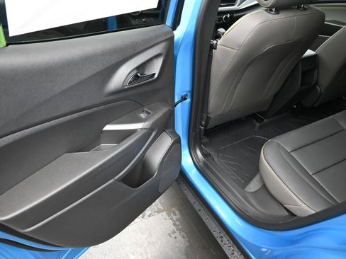 Used 2025 Chevrolet Trax ACTIV FWD image 32