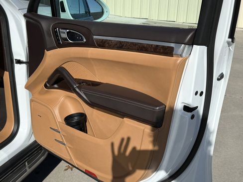 Used 2017 Porsche Cayenne S image 33