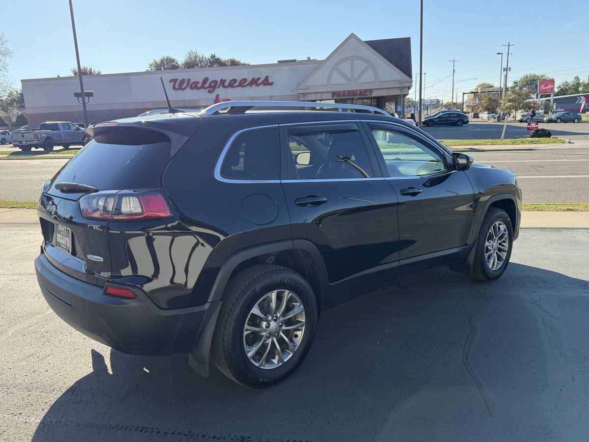 Used 2019 Jeep Cherokee Latitude Plus AWD/4WD image 5