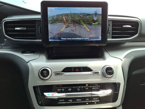 Used 2023 Ford Explorer XLT AWD/4WD image 15