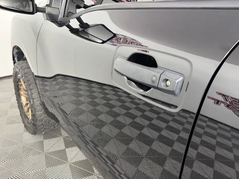 Used 2024 Nissan Titan SV w/ SV Convenience Package AWD/4WD image 24