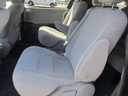 Used 2017 Toyota Sienna LE FWD image 19