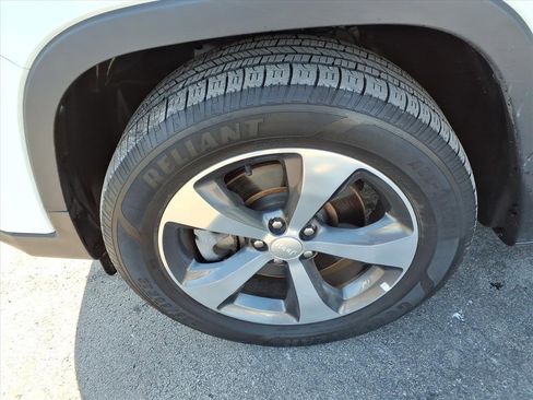 Used 2019 Jeep Cherokee Limited image 10