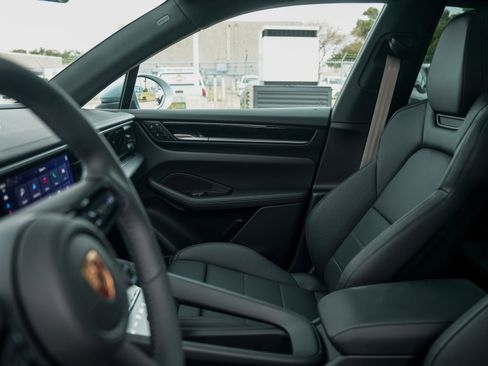 Certified 2025 Porsche Macan Electric image 22
