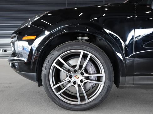 Certified 2022 Porsche Cayenne Platinum Edition image 12
