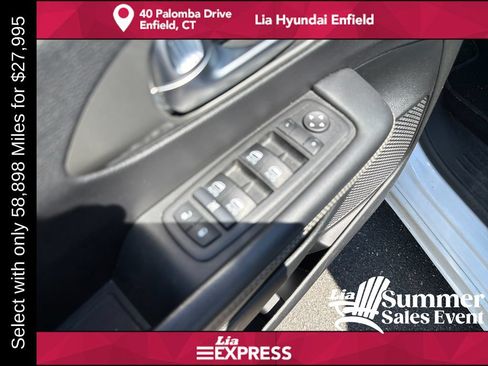 Used 2025 Chrysler Pacifica Select FWD image 12