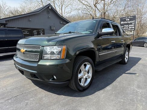 Used 2013 Chevrolet Avalanche LTZ image 2