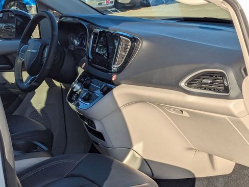 Used 2024 Chrysler Pacifica Touring-L image 32