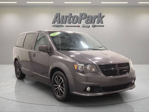 Used 2018 Dodge Grand Caravan SE FWD image 2