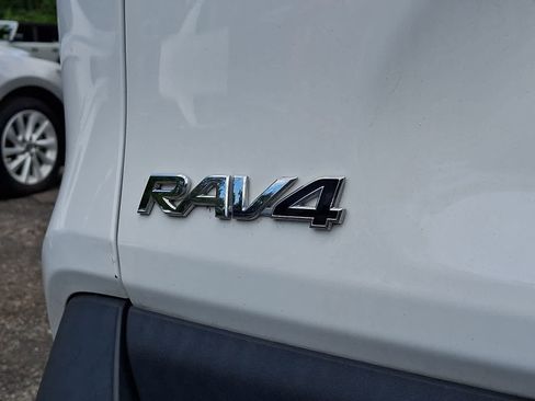 Used 2023 Toyota RAV4 XLE AWD/4WD image 10
