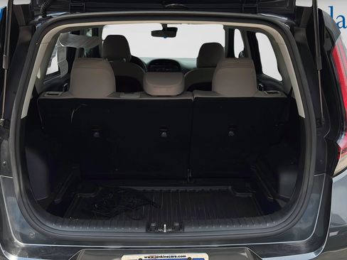 Used 2025 Kia Soul LX FWD image 9
