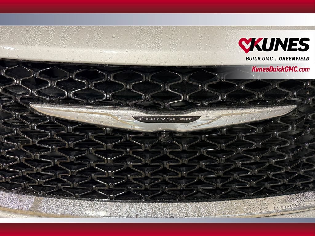 Used 2024 Chrysler Pacifica Touring-L FWD image 41