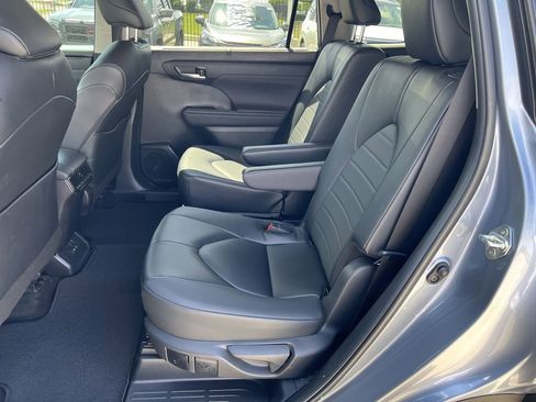 Used 2024 Toyota Highlander XLE FWD image 9